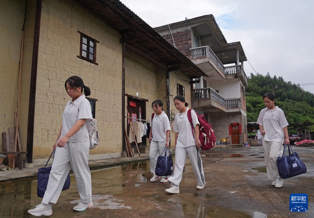 图片故事丨走出大山 深山四胞胎的开学季