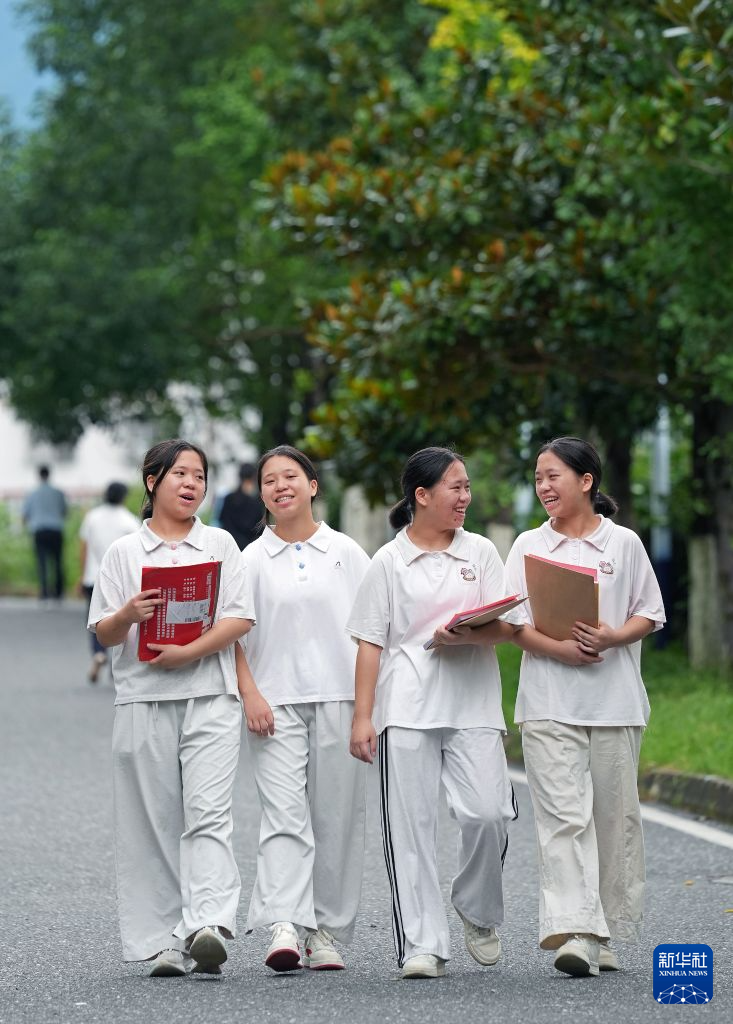 图片故事丨走出大山 深山四胞胎的开学季
