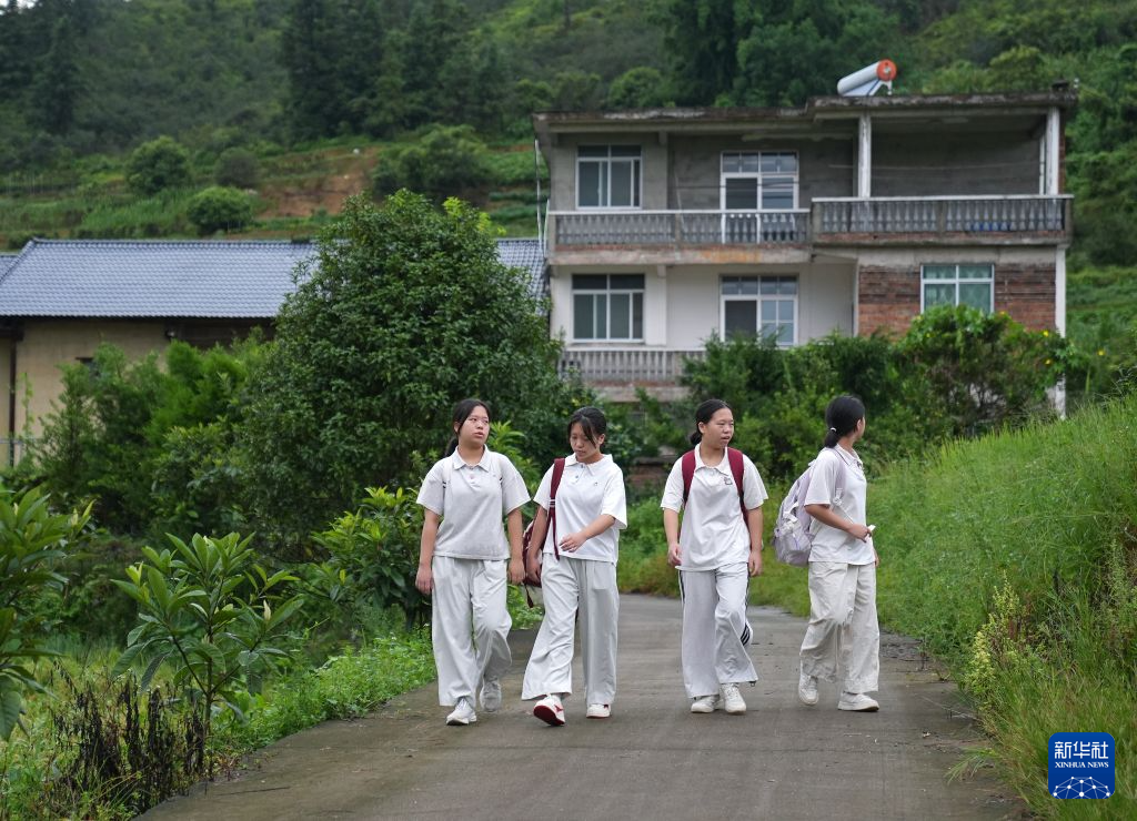 图片故事丨走出大山 深山四胞胎的开学季
