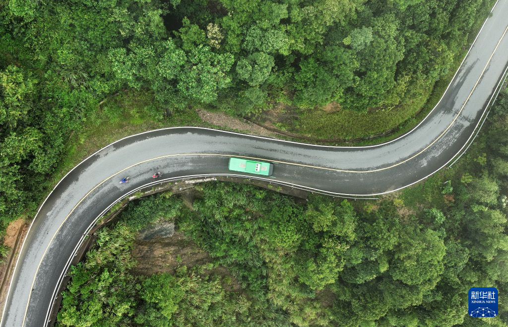 图片故事丨走出大山 深山四胞胎的开学季