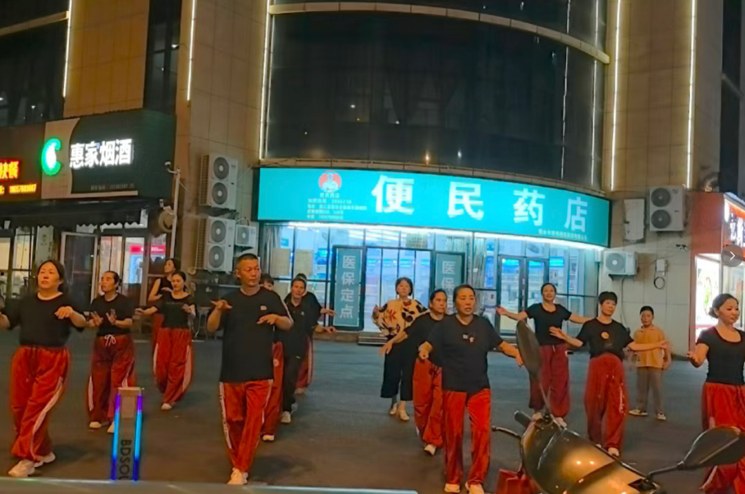 意外走红!丽水44岁公交师傅候车时在街头起舞,一句“生活总要找点糖吃”戳中很多人