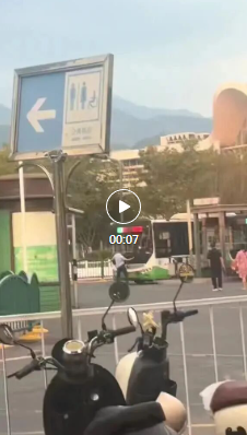 意外走红！丽水44岁公交师傅候车时在街头起舞，一句“生活总要找点糖吃”戳中很多人