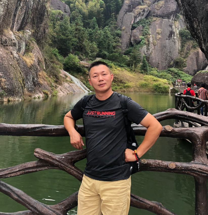 意外走红!丽水44岁公交师傅候车时在街头起舞,一句“生活总要找点糖吃”戳中很多人