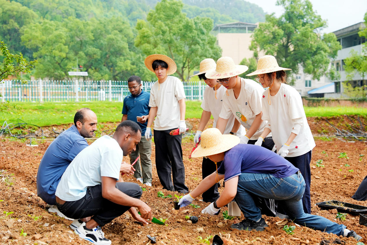 育见新时代·光明会谈丨福建农林大学党委书记赖海榕：耕读八闽 扎根大地——培养“懂农业、爱农村、爱农民”的高素质农林人才