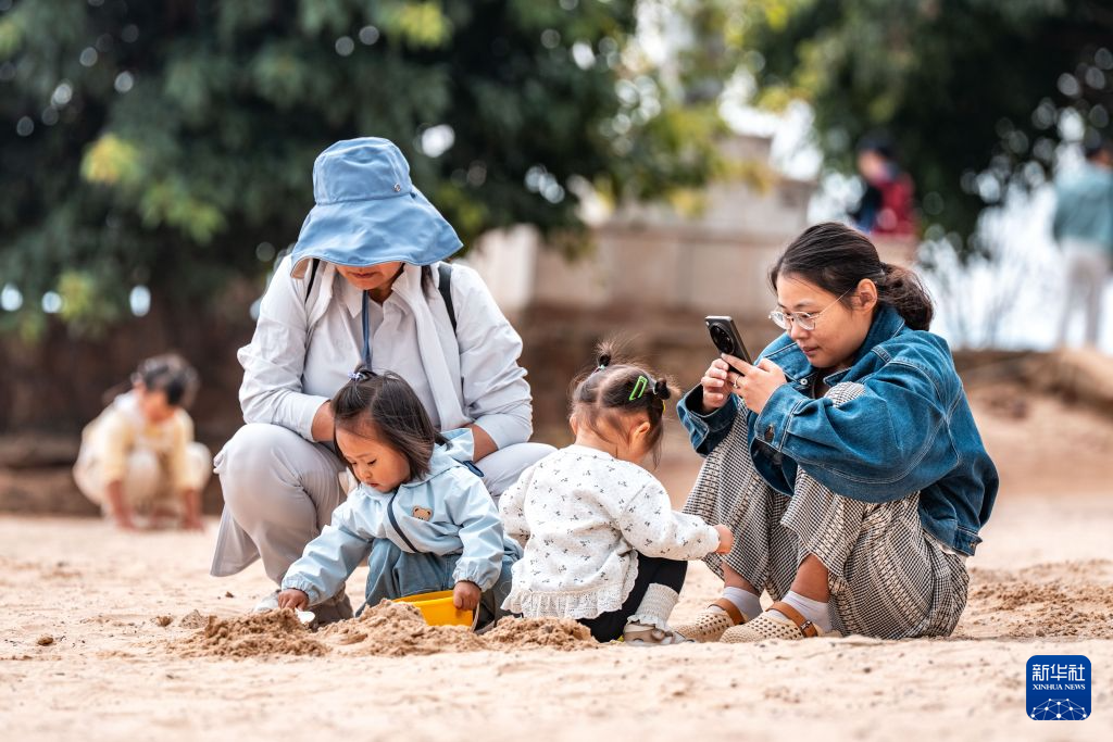 云南玉溪:湖光帆影间 游人寻趣来