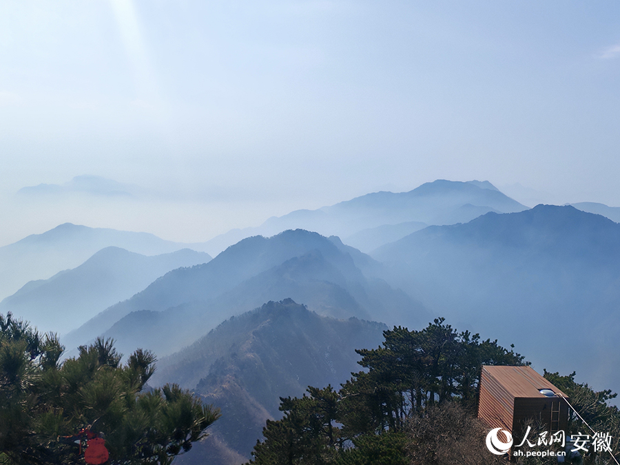 俯瞰美景如画的万佛山景区。人民网记者 张磊摄