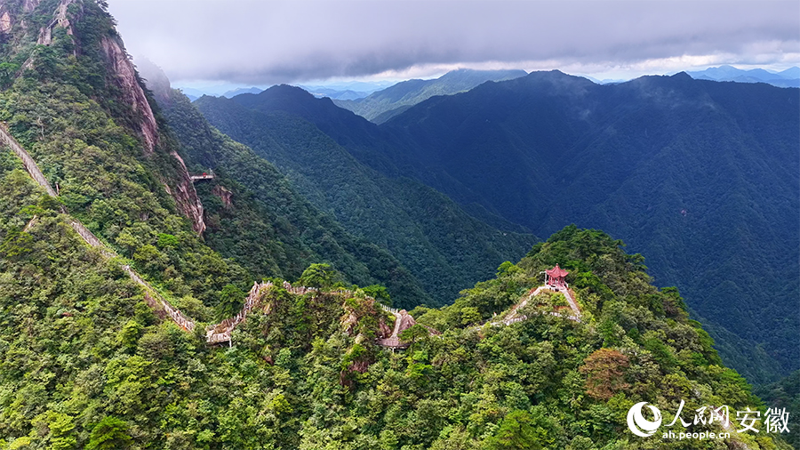 俯瞰万佛山。人民网记者 郭昊摄