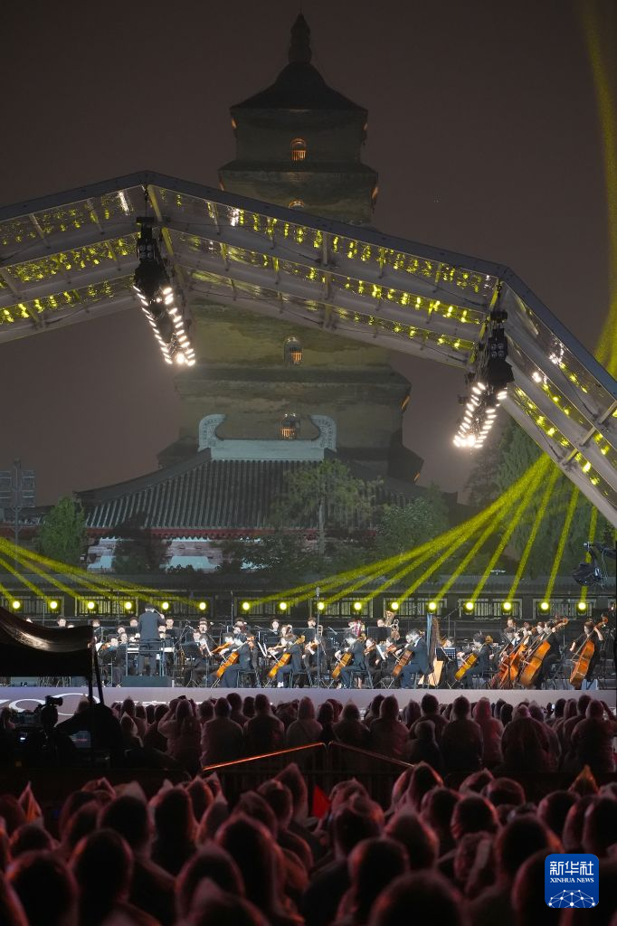 2026西安交响乐团大雁塔户外公演举行