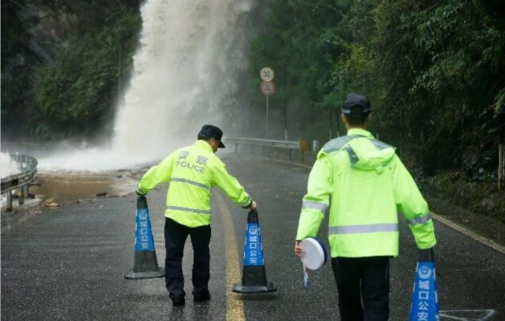 暴雨红色预警！重庆城口公安队伍闻 “汛”而动、向险而行