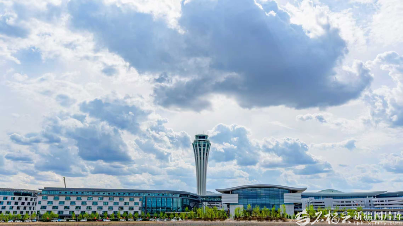 我在高空瞰新疆②丨99米塔台守望,他在云端见证新疆航空腾飞