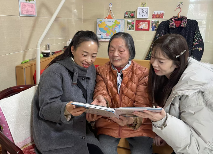 护银先锋 山城榜样｜余建：以“百人一步”之力 暖南湖银发之心
