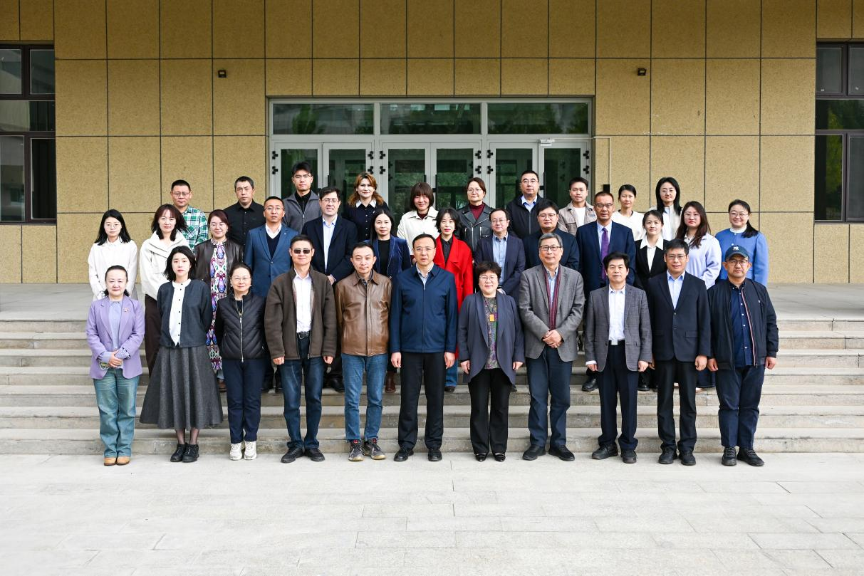 与会专家学者合影。塔里木大学供图
